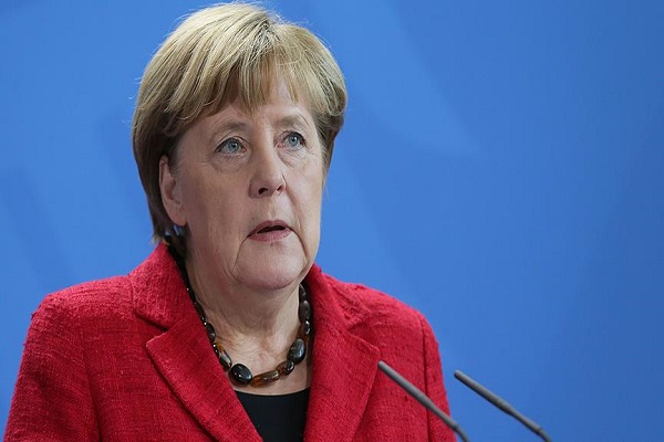 Financial Times Merkel'in Türkiye'yle yaşanan gerilimde geri planda kaldığını yazdı