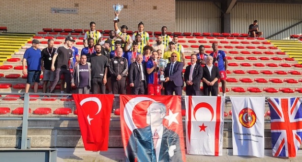Londra 19 Mayıs Atatürk'ü Anma, Gençlik ve Spor Bayramı kupası Yeni Boğaziçi'nin