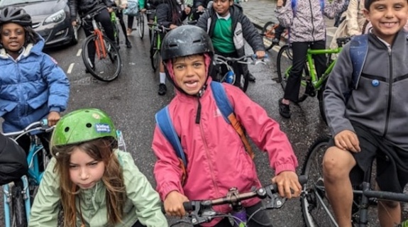 Londralılar arasında yürümek ve bisiklete binmek isteyenlere 2024 hibe başvuruları açıldı