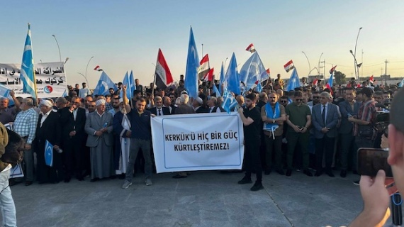 Irak Türkmenleri, Kerkük Valilik binası önünde durumu protesto etti