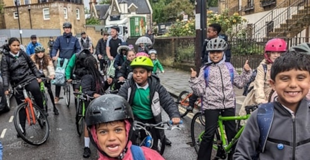 Londralılar arasında yürümek ve bisiklete binmek isteyenlere 2024 hibe başvuruları açıldı