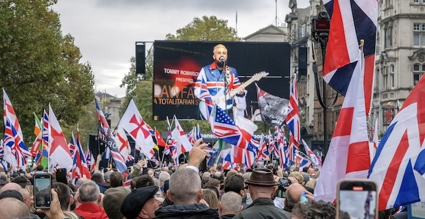 Aşırı sağcı Tommy Robinson’un destekçileri miting için Londra'da toplandı