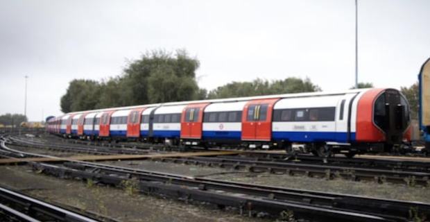 İlk yeni Piccadilly hattı test treni Londra'ya ulaştı! Trenler klimalı