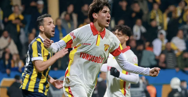 Göztepe'nin 20 yaşındaki futbolcusu İngiltere'ye transfer oldu