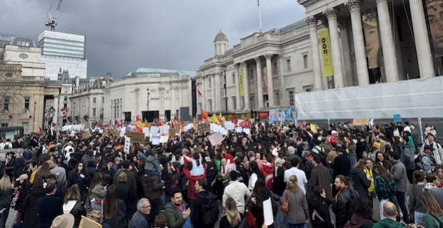 Londra Trafalgar Meydanı'nda Ekrem İmamoğlu'nun gözaltına alınması protesto edildi