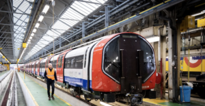 İlk yeni Piccadilly hattı test treni Londra'ya ulaştı! Trenler klimalı