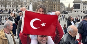 Londra Trafalgar Meydanı'nda Ekrem İmamoğlu'nun gözaltına alınması protesto edildi